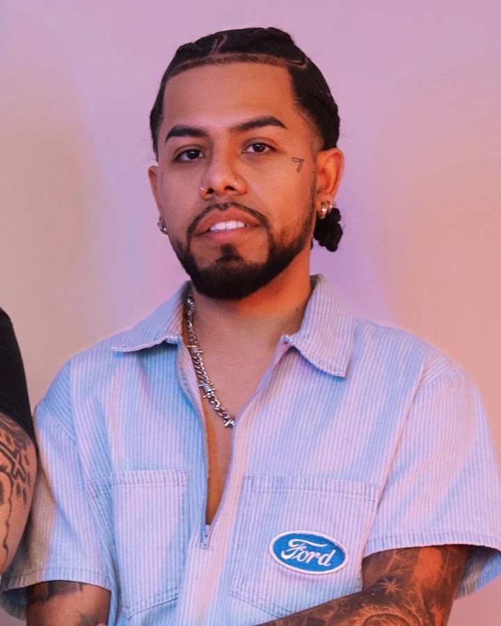 New Edge barber in a light blue shirt